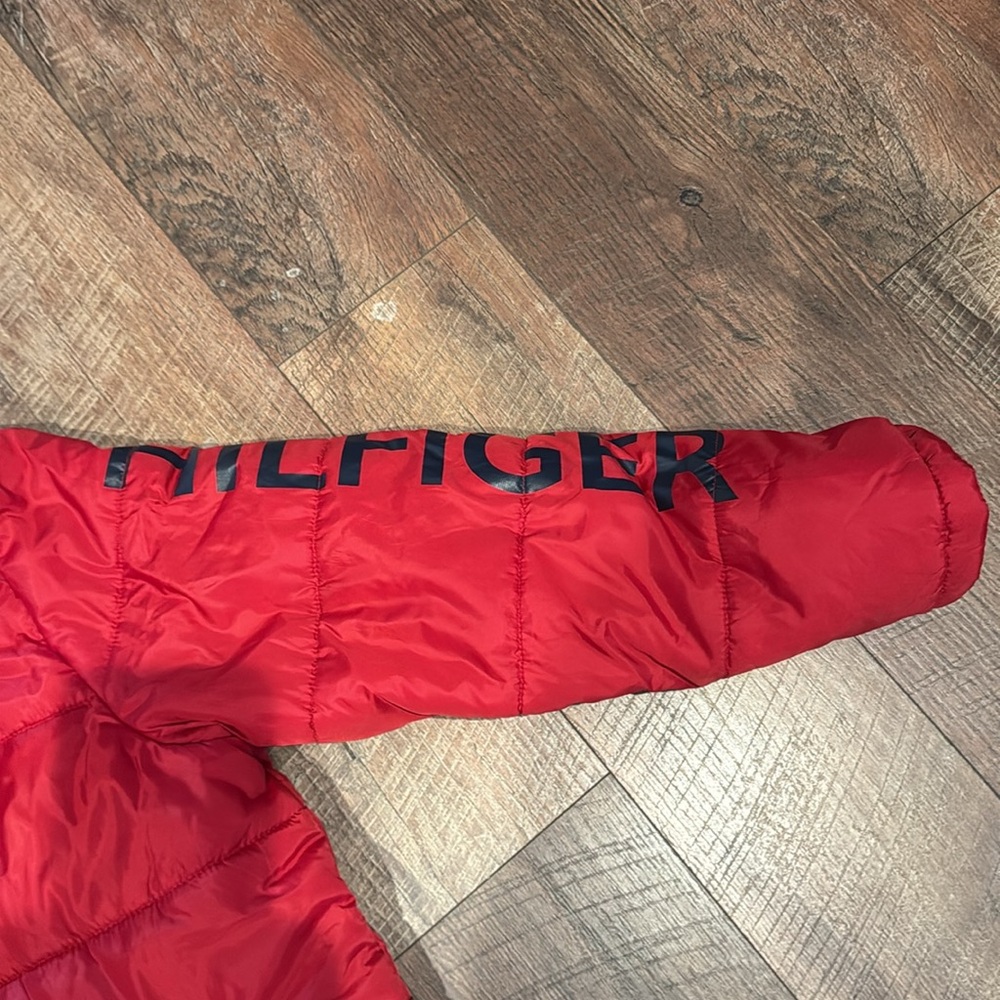 BOYS RED TOMMY HILFIGER PUFFER JACKET - Picture 5 of 8